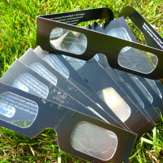 Pappbrillen mit einer besonderen Spektralfolie zum 3D-Zeichnen